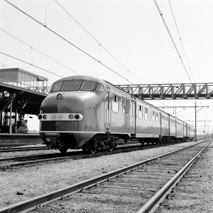 151234 Afbeelding van het diesel-electrische treinstel nr. 151 (DE 3, plan U) van de N.S. te Geldermalsen.